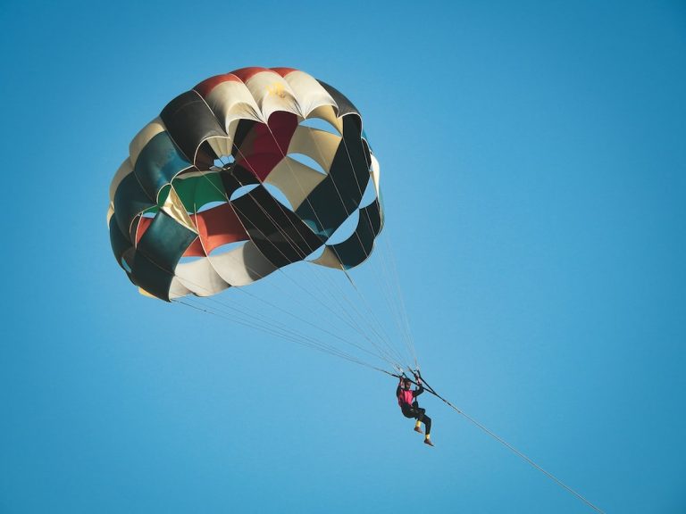 Comment préparer son saut en parachute en montagne?